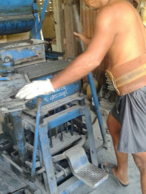 เครื่องอัดอิฐบล็อก