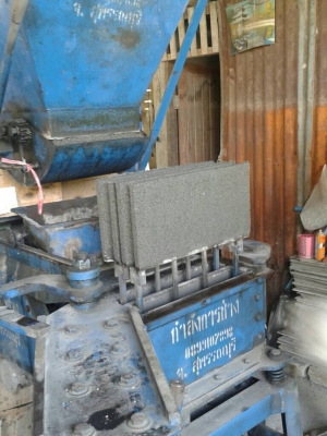 เครื่องอัดอิฐบล็อก