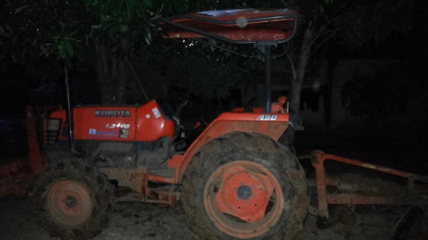 ***ขายแล้วครับขอบคุณ Truck2hand ขายรถไถ2เพลาส้มๆมือเดียวออกห้าง KUBOTA L3408 4WD เครื่องเดิมเกียร์เดิม 2,8xx ชั่วโมง เครื่องแน่นๆ แรงดี ปั้มดี แรง เกียร์ดีไม่หลุด ระบบ4WD ใช้งานปกติ บอดี้สวยเดิม สีสันเดิมบาง เบาะไม่ขาด หลังคาดี มีผุหน่อย พร้อมอุปกรณ์2ชิ้น