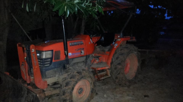 ***ขายแล้วครับขอบคุณ Truck2hand ขายรถไถ2เพลาส้มๆมือเดียวออกห้าง KUBOTA L3408 4WD เครื่องเดิมเกียร์เดิม 2,8xx ชั่วโมง เครื่องแน่นๆ แรงดี ปั้มดี แรง เกียร์ดีไม่หลุด ระบบ4WD ใช้งานปกติ บอดี้สวยเดิม สีสันเดิมบาง เบาะไม่ขาด หลังคาดี มีผุหน่อย พร้อมอุปกรณ์2ชิ้น