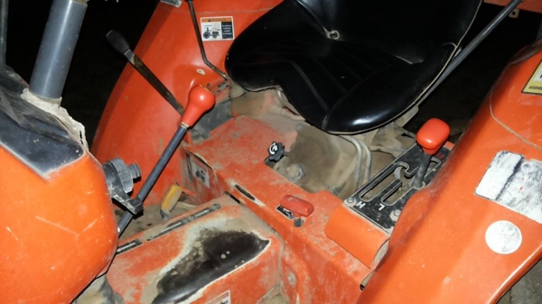 ***ขายแล้วครับขอบคุณ Truck2hand ขายรถไถ2เพลาส้มๆมือเดียวออกห้าง KUBOTA L3408 4WD เครื่องเดิมเกียร์เดิม 2,8xx ชั่วโมง เครื่องแน่นๆ แรงดี ปั้มดี แรง เกียร์ดีไม่หลุด ระบบ4WD ใช้งานปกติ บอดี้สวยเดิม สีสันเดิมบาง เบาะไม่ขาด หลังคาดี มีผุหน่อย พร้อมอุปกรณ์2ชิ้น