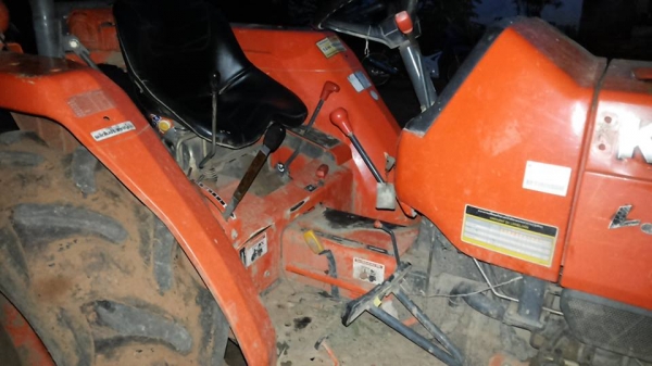 ***ขายแล้วครับขอบคุณ Truck2hand ขายรถไถ2เพลาส้มๆมือเดียวออกห้าง KUBOTA L3408 4WD เครื่องเดิมเกียร์เดิม 2,8xx ชั่วโมง เครื่องแน่นๆ แรงดี ปั้มดี แรง เกียร์ดีไม่หลุด ระบบ4WD ใช้งานปกติ บอดี้สวยเดิม สีสันเดิมบาง เบาะไม่ขาด หลังคาดี มีผุหน่อย พร้อมอุปกรณ์2ชิ้น