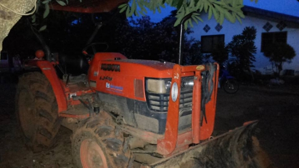 ***ขายแล้วครับขอบคุณ Truck2hand ขายรถไถ2เพลาส้มๆมือเดียวออกห้าง KUBOTA L3408 4WD เครื่องเดิมเกียร์เดิม 2,8xx ชั่วโมง เครื่องแน่นๆ แรงดี ปั้มดี แรง เกียร์ดีไม่หลุด ระบบ4WD ใช้งานปกติ บอดี้สวยเดิม สีสันเดิมบาง เบาะไม่ขาด หลังคาดี มีผุหน่อย พร้อมอุปกรณ์2ชิ้น