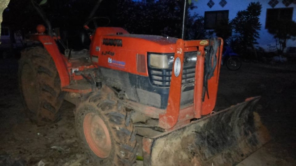 ***ขายแล้วครับขอบคุณ Truck2hand ขายรถไถ2เพลาส้มๆมือเดียวออกห้าง KUBOTA L3408 4WD เครื่องเดิมเกียร์เดิม 2,8xx ชั่วโมง เครื่องแน่นๆ แรงดี ปั้มดี แรง เกียร์ดีไม่หลุด ระบบ4WD ใช้งานปกติ บอดี้สวยเดิม สีสันเดิมบาง เบาะไม่ขาด หลังคาดี มีผุหน่อย พร้อมอุปกรณ์2ชิ้น