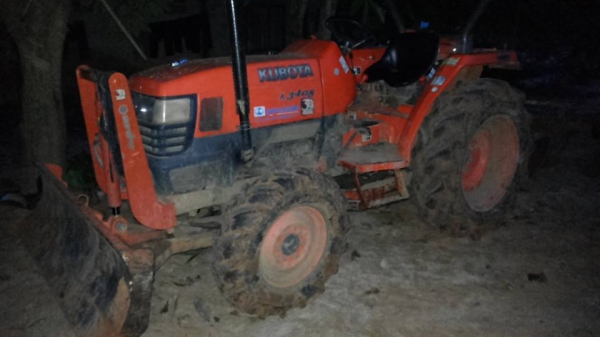 ***ขายแล้วครับขอบคุณ Truck2hand ขายรถไถ2เพลาส้มๆมือเดียวออกห้าง KUBOTA L3408 4WD เครื่องเดิมเกียร์เดิม 2,8xx ชั่วโมง เครื่องแน่นๆ แรงดี ปั้มดี แรง เกียร์ดีไม่หลุด ระบบ4WD ใช้งานปกติ บอดี้สวยเดิม สีสันเดิมบาง เบาะไม่ขาด หลังคาดี มีผุหน่อย พร้อมอุปกรณ์2ชิ้น