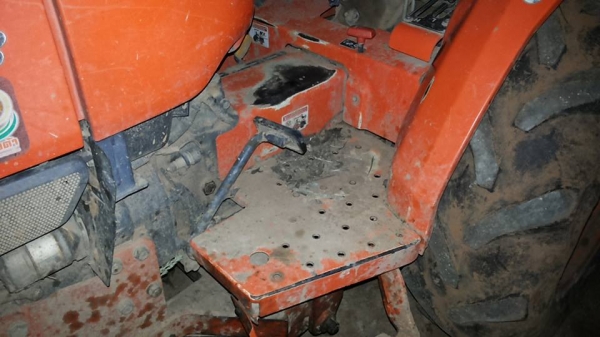 ***ขายแล้วครับขอบคุณ Truck2hand ขายรถไถ2เพลาส้มๆมือเดียวออกห้าง KUBOTA L3408 4WD เครื่องเดิมเกียร์เดิม 2,8xx ชั่วโมง เครื่องแน่นๆ แรงดี ปั้มดี แรง เกียร์ดีไม่หลุด ระบบ4WD ใช้งานปกติ บอดี้สวยเดิม สีสันเดิมบาง เบาะไม่ขาด หลังคาดี มีผุหน่อย พร้อมอุปกรณ์2ชิ้น