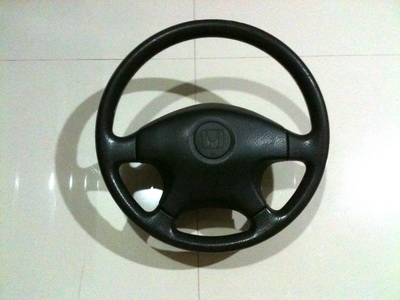 ตรงกลางพวงมาลัยและด้านหลัง ฮอนด้า  4 ก้าน