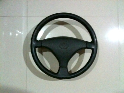 พวงมาลัย โตโยต้า เอาไปหุ้มมือจับเอานะครับ มีร้านแนะนำให้  Tel.085-150-9040 P