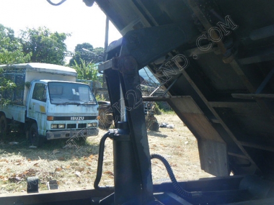 รถบรรทุก 6 ล้อดั๊มพ์ ยี่ห้อ ISUZU รุ่น NKR 88 แรงม้า