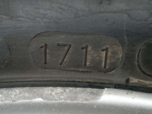 ---- ขาย ---- ยาง MAXXIS  205/60R16  ปี 1711