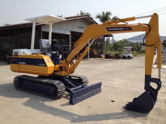 ขาย รถแบคโฮล KOMATSU PC30-6 มือสองจากญี่ปุ่น นำเข้าเอง ทำสีใหม่