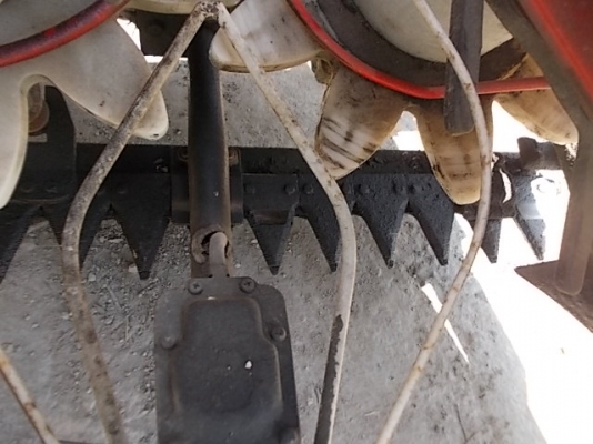 รหัส:13001004รถเกี่ยวข้าวนั่งขับ2in1สามารถปรับที่เกี่ยวขึ้นลงได้เกี่ยวง่ายพร้อมนวดข้าวwww.nihonmono.com