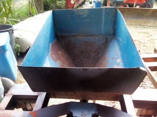 ผานยกร่องพร้อมที่ใส่ปุ๋ย