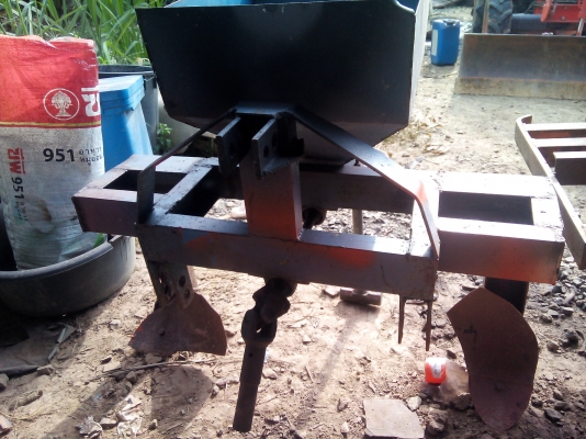 ผานยกร่องพร้อมที่ใส่ปุ๋ย