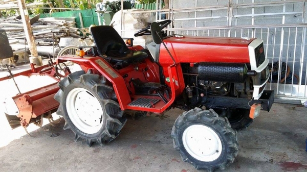 รถไถพรวนดินนั่งขับ  YANMAR  15 แรง  2 เพลา 4WD เก่าญี่ปุ่น สภาพพร้อมใช้งาน  เครื่องยนต์แรงและติดง่าย   คุณภาพดี