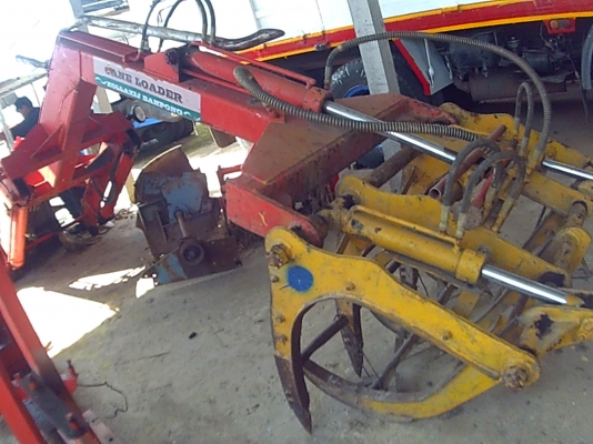 เครื่องคีบสำหรับใส่รถไถคูโบต้า หรือ ฟอร์ด ใช้คีบอ้อย คีบไม้ คีบเหล็ก คีบอื่นๆได้ สภาพดี ใช้งานได้ไม่นาน