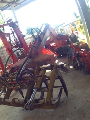 เครื่องคีบสำหรับใส่รถไถคูโบต้า หรือ ฟอร์ด ใช้คีบอ้อย คีบไม้ คีบเหล็ก คีบอื่นๆได้ สภาพดี ใช้งานได้ไม่นาน