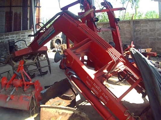 เครื่องคีบสำหรับใส่รถไถคูโบต้า หรือ ฟอร์ด ใช้คีบอ้อย คีบไม้ คีบเหล็ก คีบอื่นๆได้ สภาพดี ใช้งานได้ไม่นาน