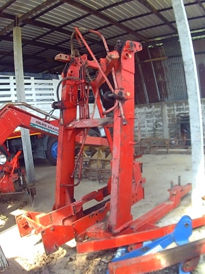 เครื่องคีบสำหรับใส่รถไถคูโบต้า หรือ ฟอร์ด ใช้คีบอ้อย คีบไม้ คีบเหล็ก คีบอื่นๆได้ สภาพดี ใช้งานได้ไม่นาน