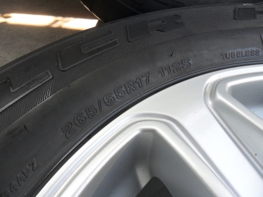 ล้อแม็ก 17นิ้ว 6รู ฟอด พร้อมยาง 265/65R17ปี10 สวยๆ 4 ล้อ ราคา 7700 บาท