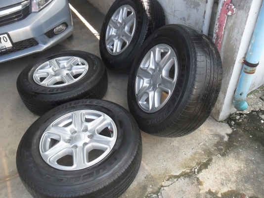 ล้อแม็ก 17นิ้ว 6รู ฟอด พร้อมยาง 265/65R17ปี10 สวยๆ 4 ล้อ ราคา 7700 บาท