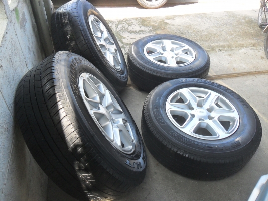 ล้อแม็ก 17นิ้ว 6รู ฟอด พร้อมยาง 265/65R17ปี10 สวยๆ 4 ล้อ ราคา 7700 บาท