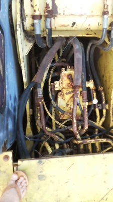 ***ขายแล้วครับขอบคุณ Truck2hand ขายแบคโฮราคาถูก KOBELCO MARK3 SK200 Sr.16085 เก๋งเทาแท้ เครื่องเดิมปั้มเดิม เครื่องดีแน่นดี แรงดี ไฟฟ้าตัด แอร์ไม่มี เอวแน่นตึ๊บ ไม่มีแตก ช่วงล่างใหญ่ โซ่หนาใหญ่ 43ข้อ แคเรียใหม่ สป็อคเก็ตใหม่ ล้อนำดี โรลเลอร์หลวม แต่ไม่แตก