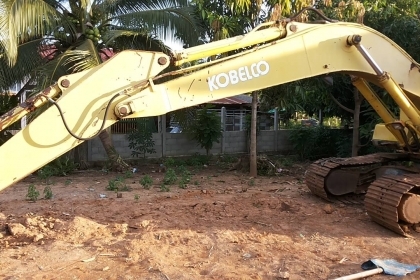 ***ขายแล้วครับขอบคุณ Truck2hand ขายแบคโฮราคาถูก KOBELCO MARK3 SK200 Sr.16085 เก๋งเทาแท้ เครื่องเดิมปั้มเดิม เครื่องดีแน่นดี แรงดี ไฟฟ้าตัด แอร์ไม่มี เอวแน่นตึ๊บ ไม่มีแตก ช่วงล่างใหญ่ โซ่หนาใหญ่ 43ข้อ แคเรียใหม่ สป็อคเก็ตใหม่ ล้อนำดี โรลเลอร์หลวม แต่ไม่แตก