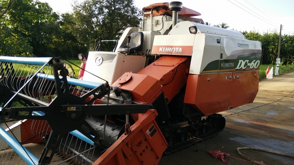 ด่วน!ขายรถเกี่ยวข้าวคูโบต้า Dc60plus ปี54+เล่มทะเบียน+ พร้อมพ่วงลาก ราคา 459000 บาทผ่( มีท์รั)