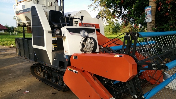 ด่วน!ขายรถเกี่ยวข้าวคูโบต้า Dc60plus ปี54+เล่มทะเบียน+ พร้อมพ่วงลาก ราคา 459000 บาทผ่( มีท์รั)