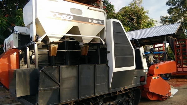 ด่วน!ขายรถเกี่ยวข้าวคูโบต้า Dc60plus ปี54+เล่มทะเบียน+ พร้อมพ่วงลาก ราคา 459000 บาทผ่( มีท์รั)