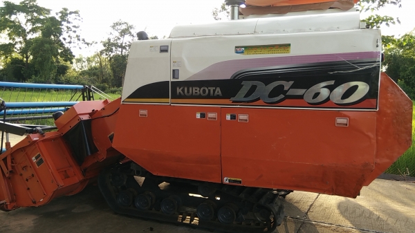 ด่วน!ขายรถเกี่ยวข้าวคูโบต้า Dc60plus ปี54+เล่มทะเบียน+ พร้อมพ่วงลาก ราคา 459000 บาทผ่( มีท์รั)
