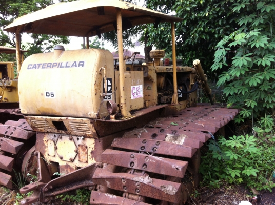 ขายรถแทรกเตอร์ CAT D5 และ CAT D4 เกียร์ตัด ตีนเป็ด ราคา 300000 สนใจโทร