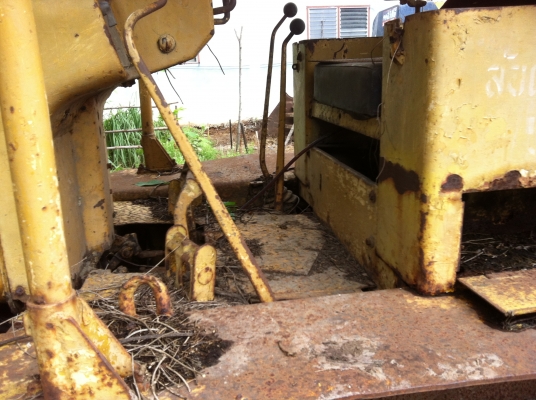 ขายรถแทรกเตอร์ CAT D5 และ CAT D4 เกียร์ตัด ตีนเป็ด ราคา 300000 สนใจโทร