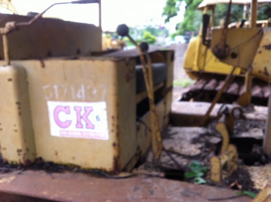 ขายรถแทรกเตอร์ CAT D5 และ CAT D4 เกียร์ตัด ตีนเป็ด ราคา 300000 สนใจโทร