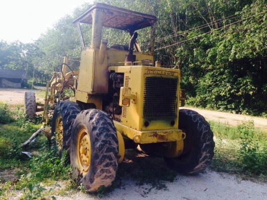 ขายรถเกรด KOMATSU GD 37 เครื่อง 4 สูบเทอร์โบ พร้อมใช้งาน สนใจโทร 081-970-1072