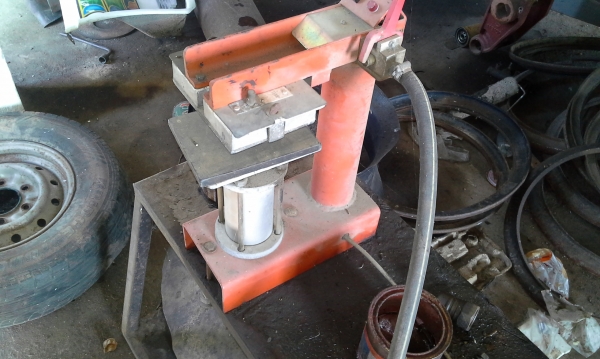 ลดราคา75000ขายเครื่องปั้มลมพูม่าไฟ3เฟส3หัวเกือบใหม่ บล็อกถอดล้อยี่ห้อโคเก้นของญี่ปุ่นเกือบใหม่ แท่นปะยาง แม่แรงไฮดรอริก และอุปกรณ์อื่นๆเกี่ยวกับการปะยางรถบรรทุก