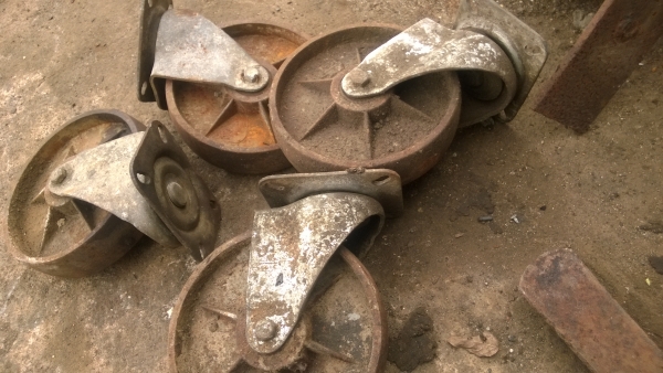 ขายล้อเหล็กหน้า9นิ้ว   มีลูกปือตรงหน้าแปน  หมุนได้รอบตัว