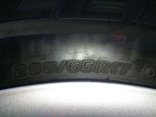 ขายแม็กALL NEW ISUZU พร้อมยางบริสโตน 255/65R17 ยางสัปดาห์ที่07ปี13 ดอกเต็มยางสวยนิ่มลึกเท่ากันไม่ร้าวไม่แตกลายไม่กินข้าง (สภาพแม็กยาง95\%น้องๆป้ายแดง) จำนวน 1 ชุด