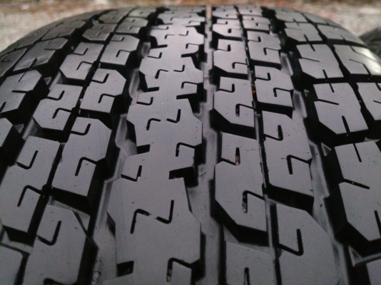 ขายแม็กALL NEW ISUZU พร้อมยางบริสโตน 255/65R17 ยางสัปดาห์ที่07ปี13 ดอกเต็มยางสวยนิ่มลึกเท่ากันไม่ร้าวไม่แตกลายไม่กินข้าง (สภาพแม็กยาง95\%น้องๆป้ายแดง) จำนวน 1 ชุด