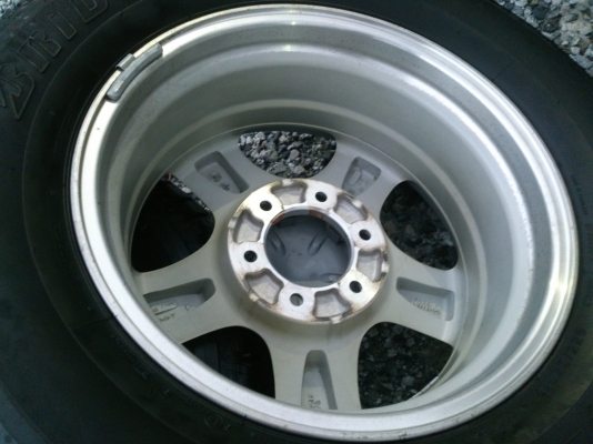 ขายแม็กALL NEW ISUZU พร้อมยางบริสโตน 255/65R17 ยางสัปดาห์ที่07ปี13 ดอกเต็มยางสวยนิ่มลึกเท่ากันไม่ร้าวไม่แตกลายไม่กินข้าง (สภาพแม็กยาง95\%น้องๆป้ายแดง) จำนวน 1 ชุด