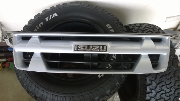 ขายกระจังหน้าแท้ติดรถ แพลตตินั่ม ตัวยกสูงสภาพสวยๆครับ