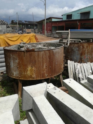 เครื่องอัดอิฐบล๊อก แบบไฮดรอลิก4ก้อนน พร้อมโม้ สายพานส่ง มี2ชุดT0899388002