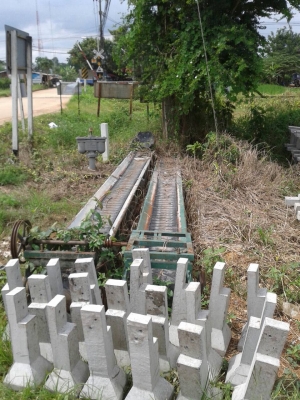 เครื่องอัดอิฐบล๊อก แบบไฮดรอลิก4ก้อนน พร้อมโม้ สายพานส่ง มี2ชุดT0899388002