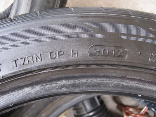 ยาง 215-45 17 สดๆใหม่ๆปี  12 1คู่  2300