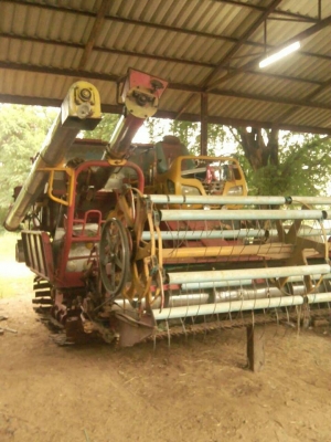 ขายรถเกี่ยวข้าวศักพัฒนา ตัวเดิน12 ปั้ม23ไดกิ้น เครื่องJO8C ช่วงล่างดี เครื่องดี พร้อมใช้งาน สนใจโทร090-8588220คุณนะ ID:narong498 หรือwww.truck.in.th/498