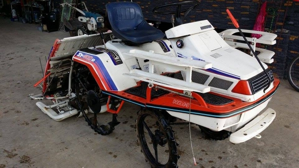 รถปลูกข้าวนั่งขับ KUBOTA เก่าญี่ปุ่น สภาพสวย เครื่องยนต์ติดง่าย สภาพพร้อมใช้งาน รถปลูกข้าวนั่งขับ KUBOTA เก่าญี่ปุ่น สภาพสวย เครื่องยนต์ติดง่าย สภาพพร้อมใช้งาน