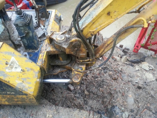 PC40-6 รถดี สีไม่สวย..รถทำงานอยู่ เครื่องดี ปั้มแรง ช่วงล่างดี... PC40-6 รถดี สีไม่สวย..รถทำงานอยู่ เครื่องดี ปั้มแรง ช่วงล่างดี...