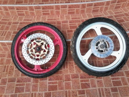 ขายล้อเม็ก Yamaha TZM150 ครบชุดล้อไม่คดไม่ดุ้งล้อหน้า 17*2.15 ล้อหลัง 17*2.50 ขาย 2500 บาท