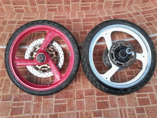 ขายล้อเม็ก Yamaha TZM150 ครบชุดล้อไม่คดไม่ดุ้งล้อหน้า 17*2.15 ล้อหลัง 17*2.50 ขาย 2500 บาท